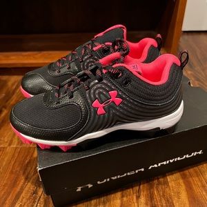 Brand new size 3Y girls softball cleats.